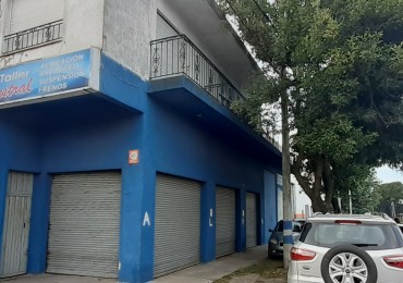 Venta importante inmueble sobre Av Juan b Justo esquina Bronzini con dos amplios departamentos en 1er piso