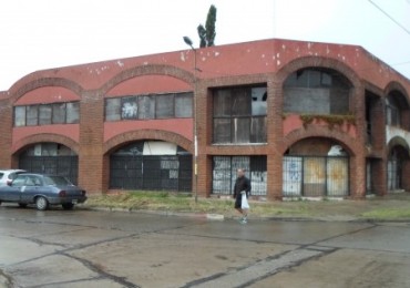 VENTA LOCAL COMERCIAL EN ESQUINA  JUAN B. JUSTO Y NEUQUEN - PARA RECICLAR