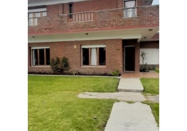 VENTA CHALET PARQUE LURO!  OCHO AMBIENTES MAS COCHERA-- "A RECICLAR" - ACEPTA VALORES