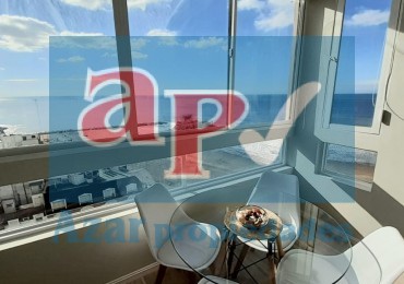 VENTA Un ambiente externo con vista al mar y cochera.