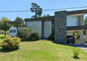 ALQUILER  TEMPORADA  SIERRA DE LOS PADRES  - CHALET  MODERNO CON PILETA, GRAN PARQUE,  ZONA 5 ESQUINAS 